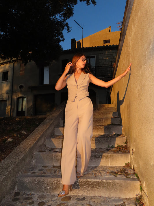 Tailleur beige smanicato